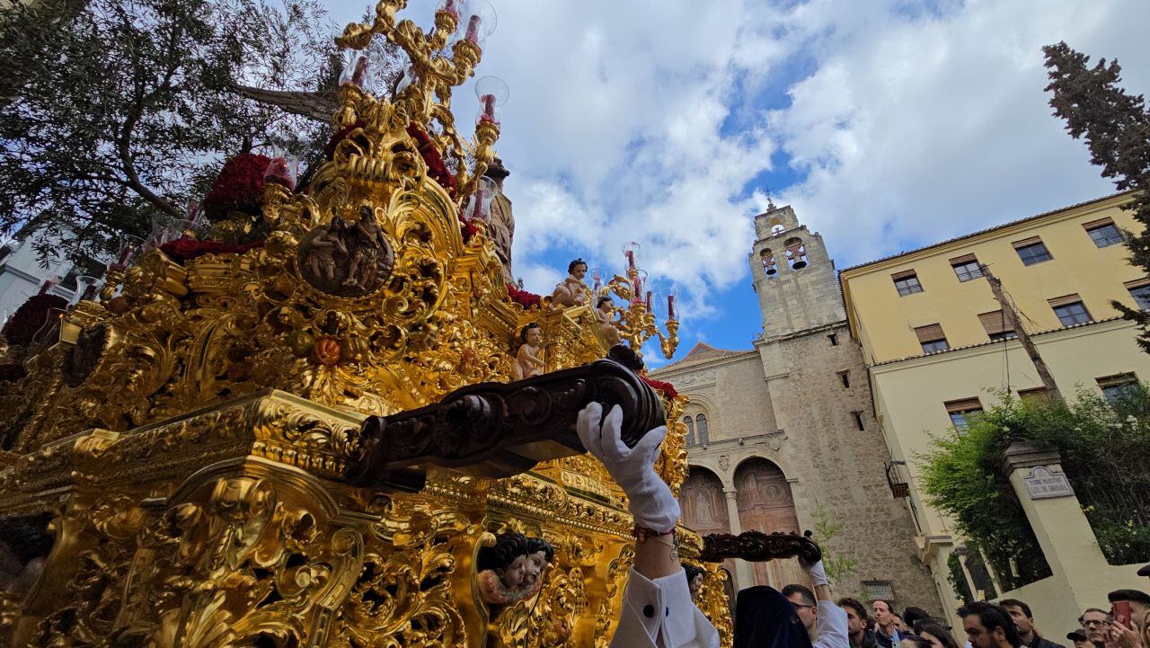 El paso de misterio de El Huerto ante la iglesia de Santo Domingo el Lunes Santo de 2025 en Granada