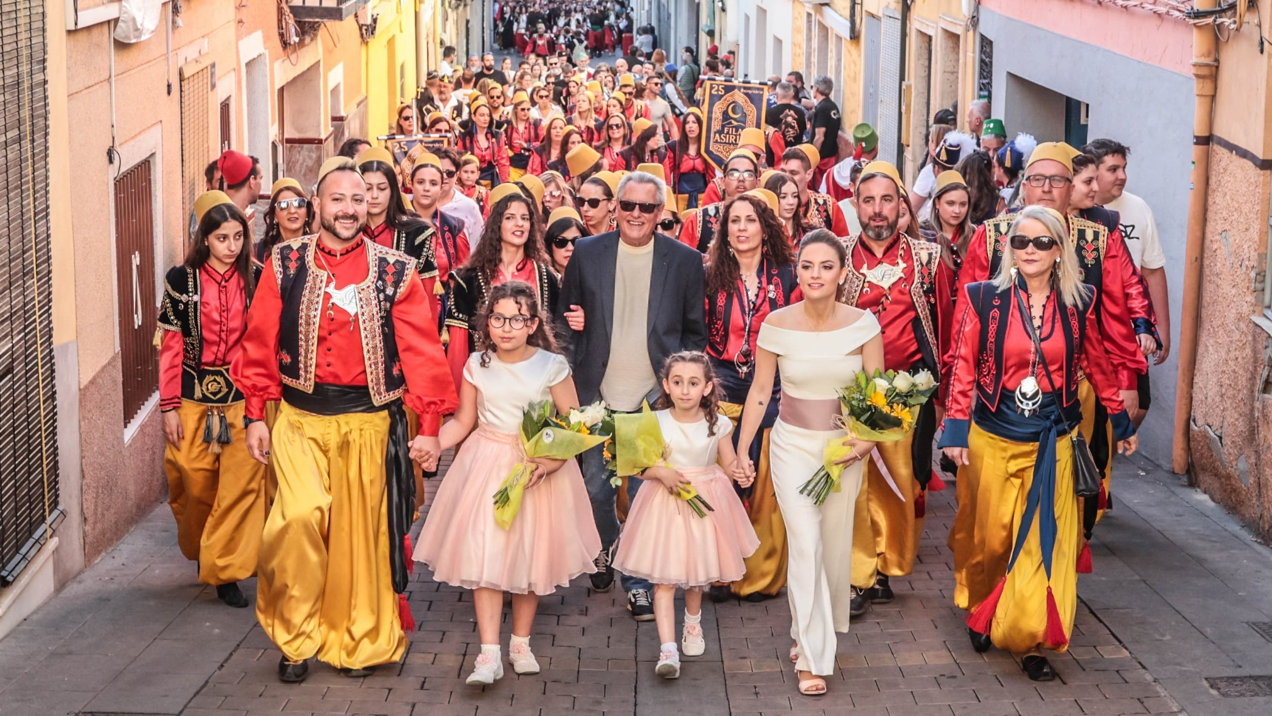 La Comparsa de Moros Fronterizos durante la subida a la ermita