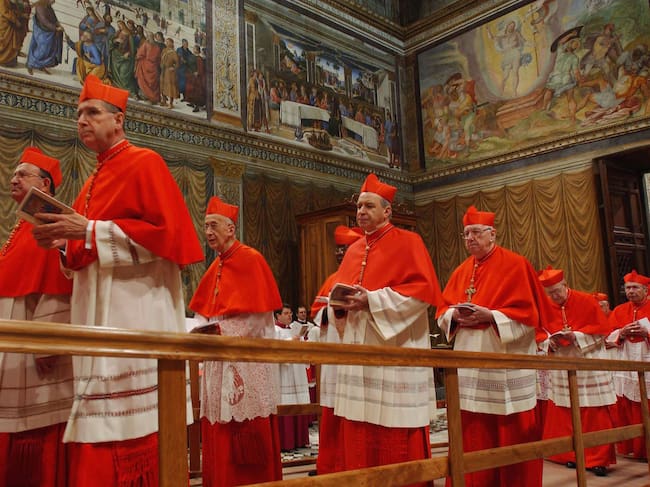 Los cardenales de la Iglesia Católica acceden a la Capilla Sixtina para comenzar las deliberaciones.