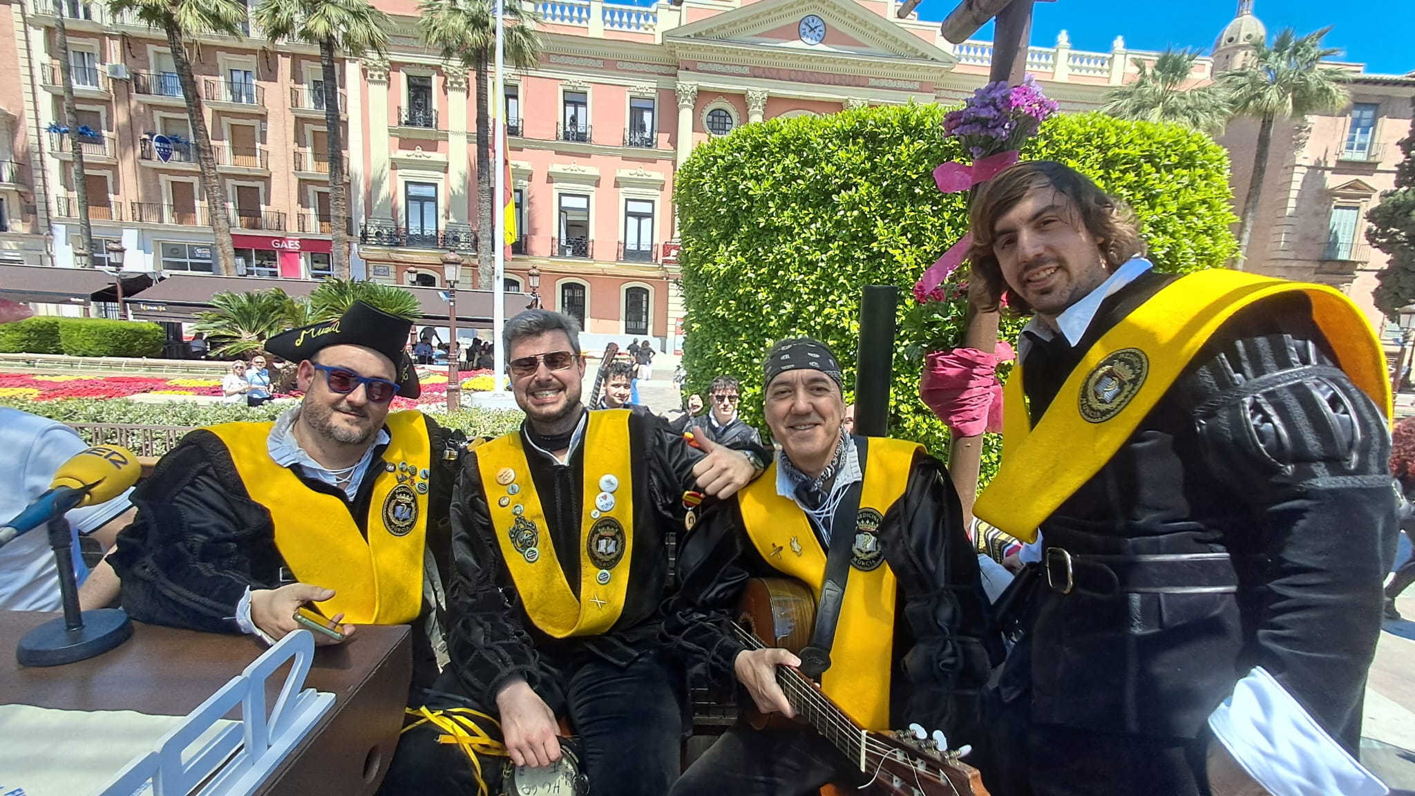 Integrantes de la Tuna de Medicina de la UMU en la carroza huertana de Radio Murcia.