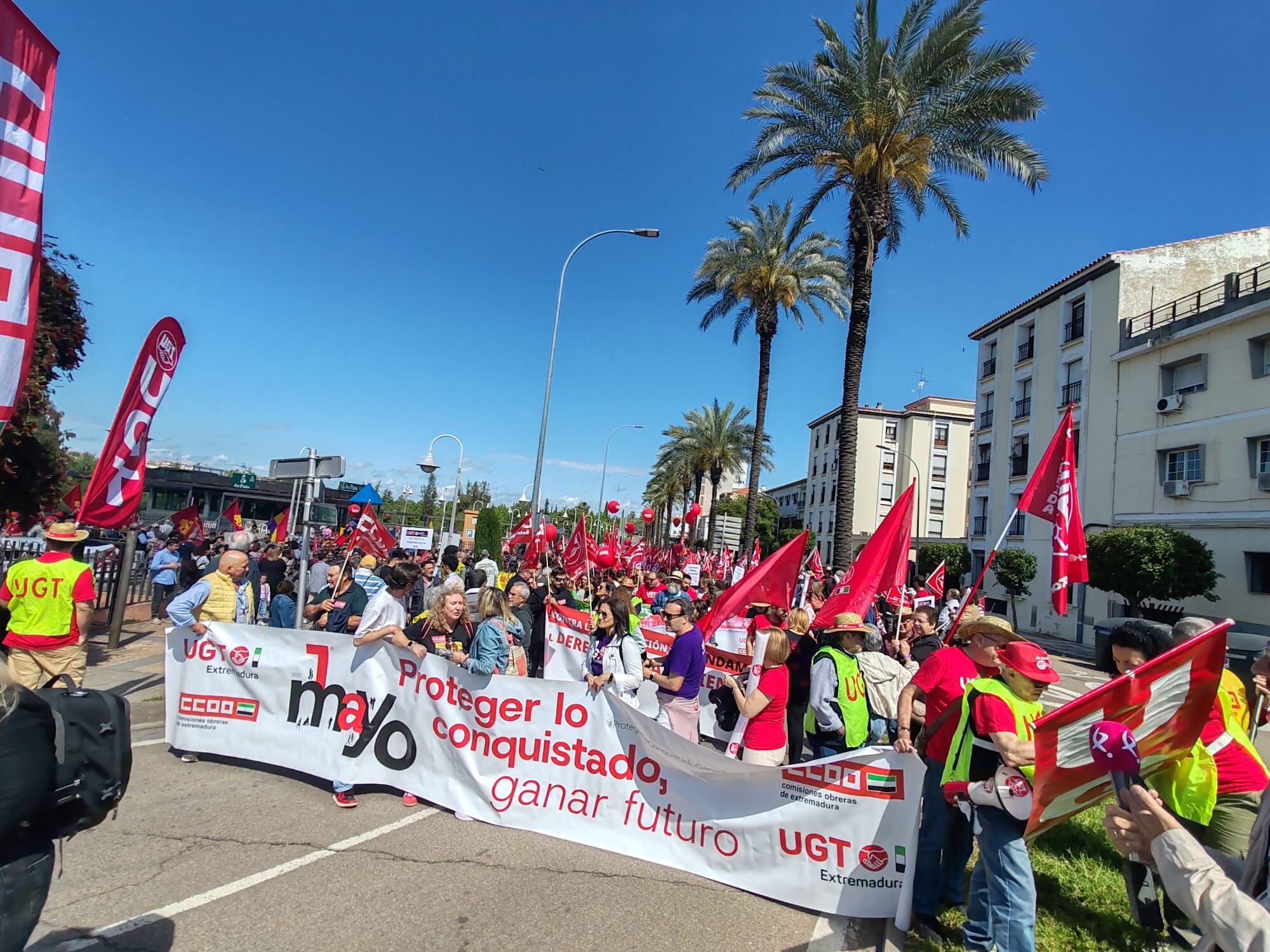Globos, batukada y banderas fueron protagonistas en la manifestación del 1 de Mayor en Mérida.