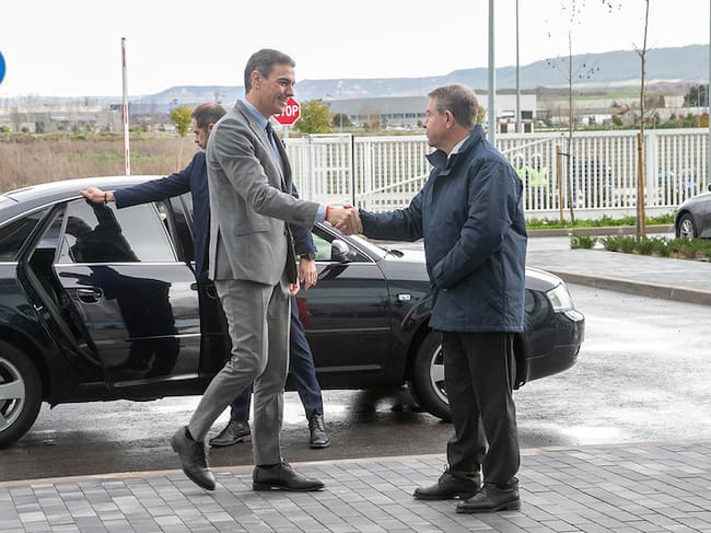 Pedro Sánchez y Emiliano García-Page se saludan en Guadalajara