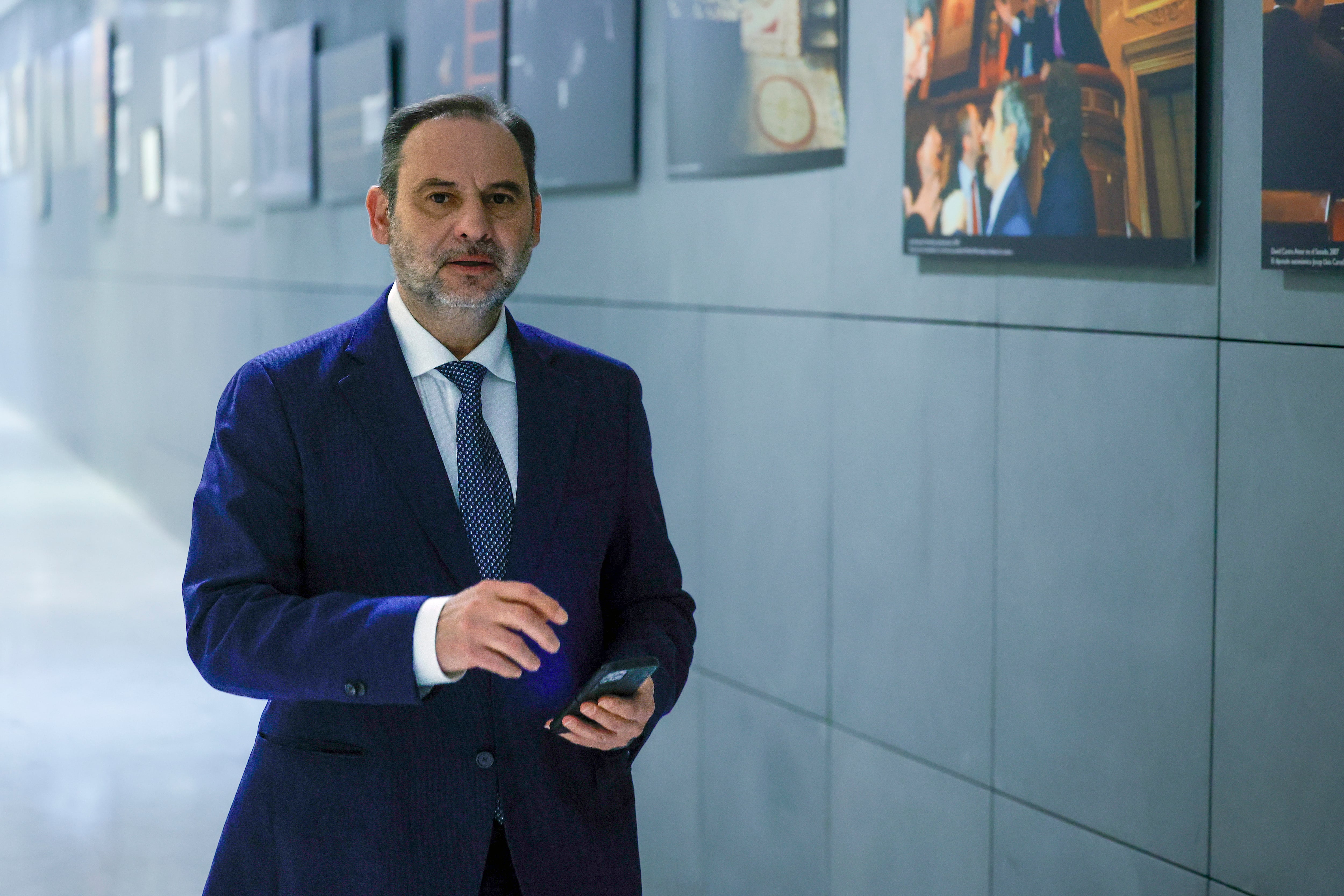 El exministro José Luis Ábalos, en los pasillos del Congreso de Diputados