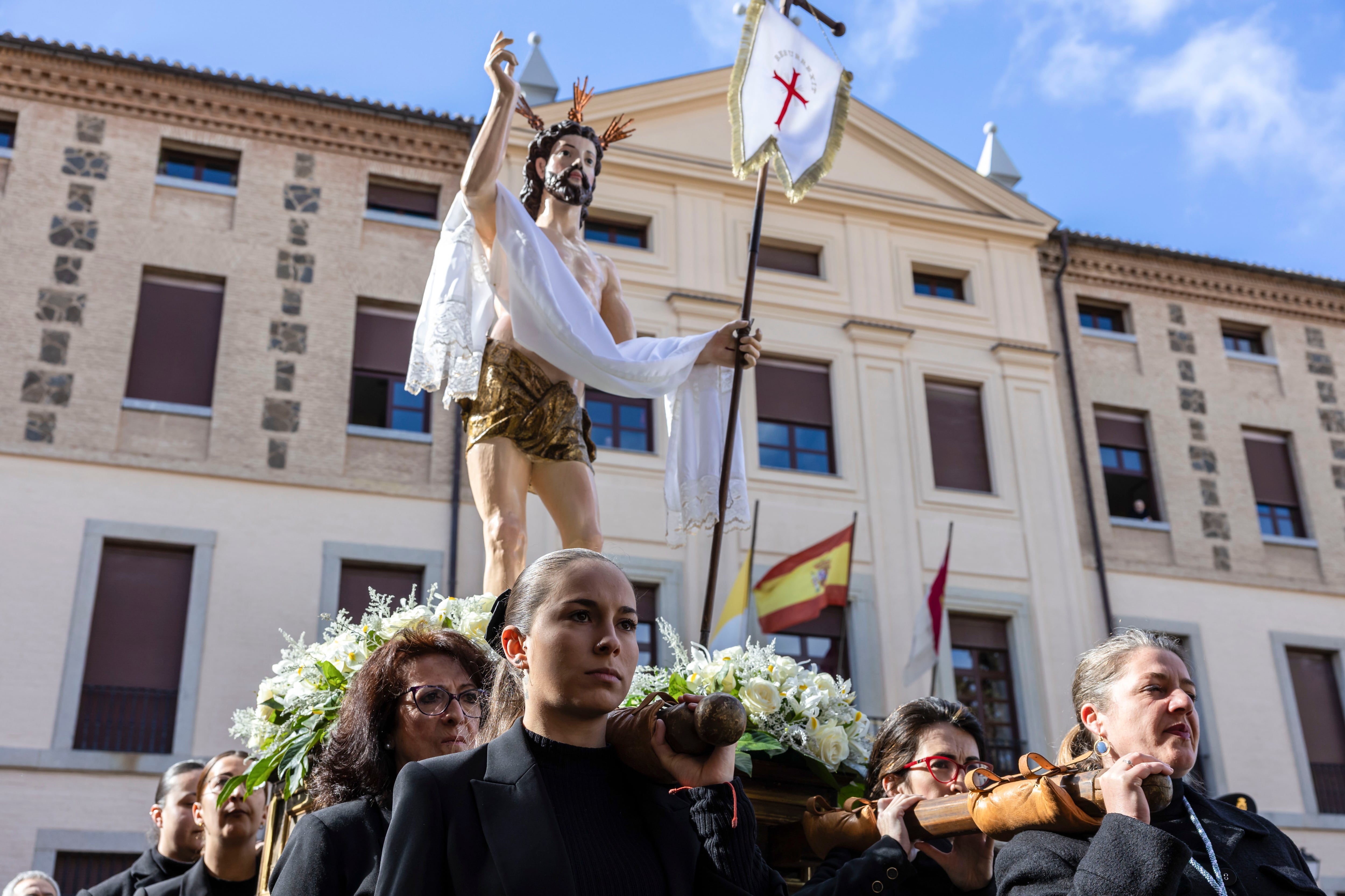 TOLEDO, 20/04/2025.- El Cristo Resucitado y Nuestra Señora de la Alegría se encuentran en las últimas procesiones de la Semana Santa toledana Plaza del Ayuntamiento. EFE/Ángeles Visdómine
