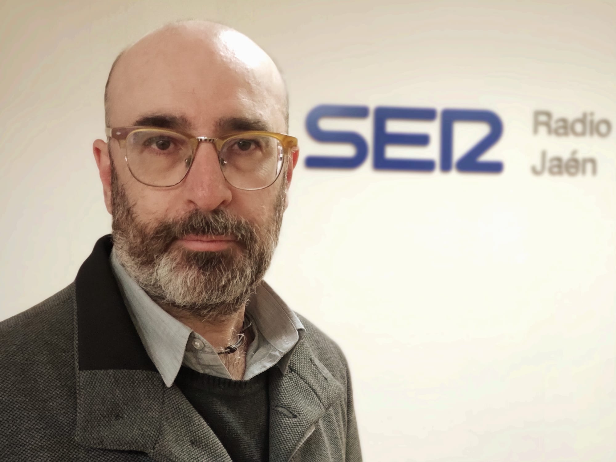 Martín Lorenzo Paredes Aparicio, escritor y poeta, en las instalaciones de Radio Jaén Cadena SER.