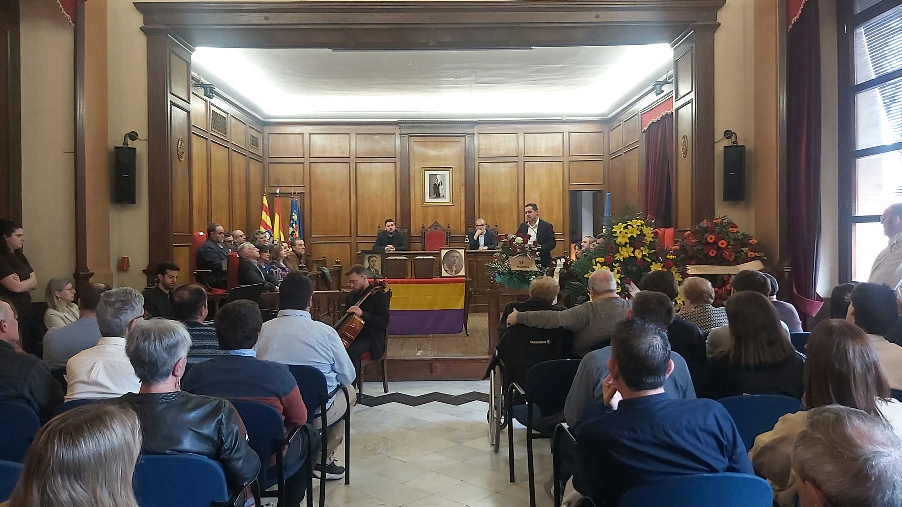 Un instante de la intervención del alcalde, Toni Francés, con la que se ha cerrado el acto de homenaje a los dos alcoyanos fusilados por el franquismo