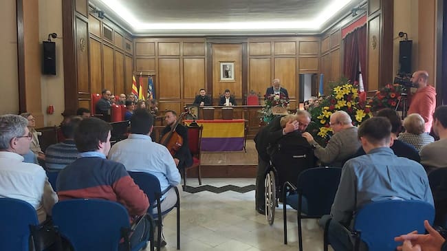 El nieto de Antonio Barber abraza a la hija de José Sanchis