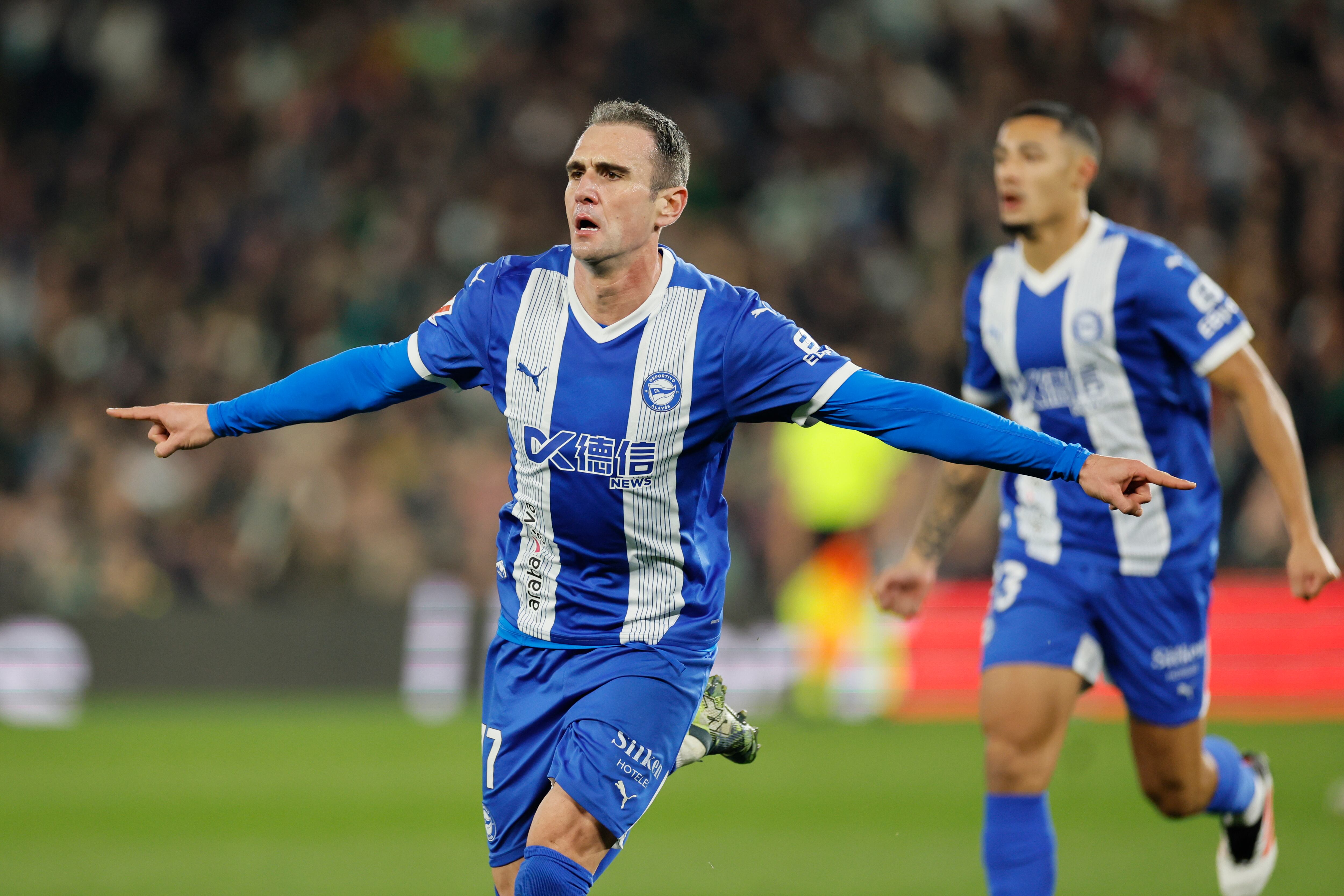 El delantero del Alavés Kike García celebra tras marcar el segundo gol ante el Betis, durante el partido de LaLiga.