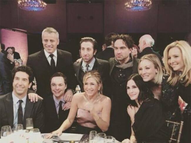 Imagen de la reunión entre los protagonistas de las dos series subida a Instagram por Kaley Cuoco