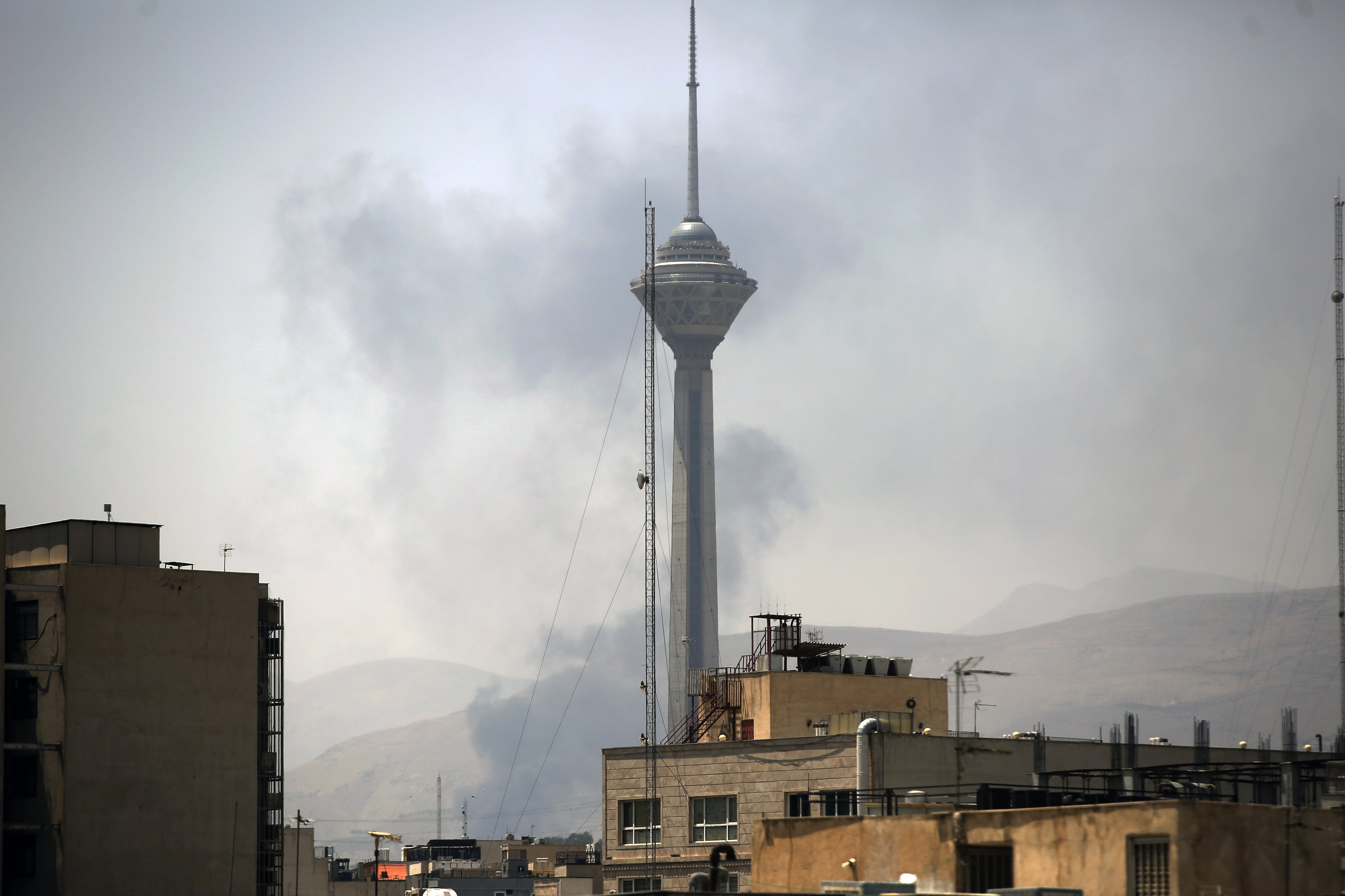 Humo se eleva tras la Torre Milad tras los ataques israelíes en Teherán, Irán, el 16 de junio de 2025. Fatemeh Bahrami/Anadolu.