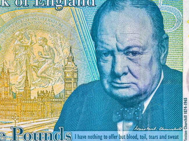 El billete de cinco libras esterlinas tiene el retrato de Winston Churchil en su reverso.