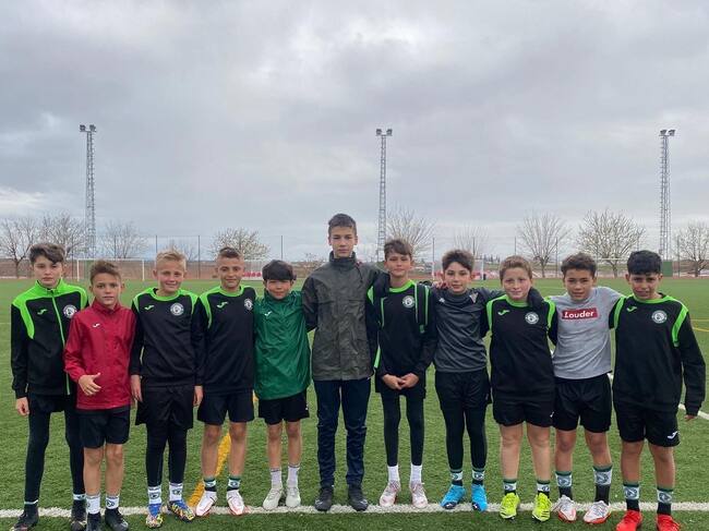El delantero ucraniano de 14 años -en el centro de la imagen- con sus nuevos compañeros del Extremadura Fútbol Base.