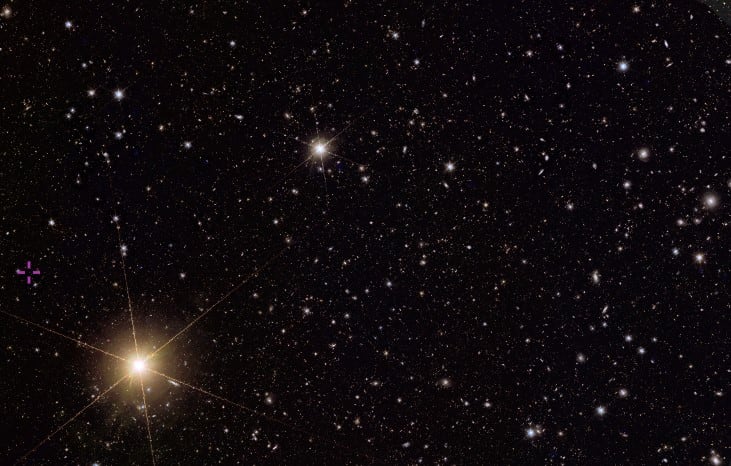 Esta imagen muestra el cúmulo de galaxias Abell 2764, una región espacial muy densa que contiene cientos de galaxias que orbitan dentro de un halo de materia oscura