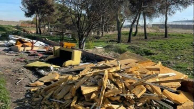 Marina Vázquez, vecina de Humanes de Madrid, denuncia los vertidos incontrolados en el pinar de Valdonaire.
